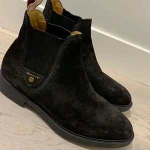 Gant Law - Hej! Detta är mina gant law som jag säljer. Dom har använts ett par gånger förut men ser ut som helt nya. Jag säljer dom enbart för att dom inte kommer till användning. Pris: 1299 + Frakt. Tveka inte att höra av er om ni har frågor.