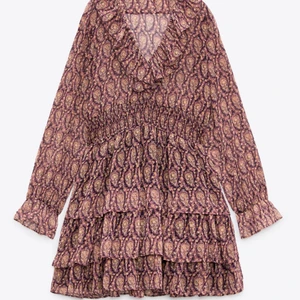 Volangklänning zara - Säljer denna slutsålda och oanvända klänning från zara. Supersnygg klänning som passar alla tillfällen!