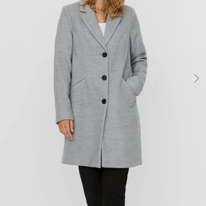 Grå kappa från Vero Moda - Stilig kappa från Vero Moda i storlek S. Säljer pga att jag aldrig använder den. Den är som ny eftersom jag knappt använt den.