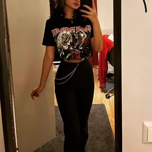 Utsvängda byxor  - Säljer då de har blivit försmå för mig. Det va alldeles för långa på mig som är 160cm så de är använda endast 2 gånger. Köpte de på Gina tricot för 399 eller 299 kommer inte riktigt ihåg 