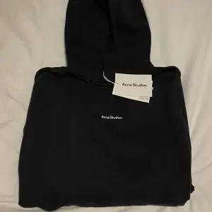 Helt oanvänd acne studios hoodie med prislapp kvar. Storlek S men passar upp till XL då dem är extremt stora i storleken. Köparen står för frakt 💚