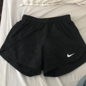 Nike shorts  - Super snygga och bekväma svarta Nike shorts. För små för mig och kommer därmed inte till användning. Hör av dig om du har någon fundering🖤