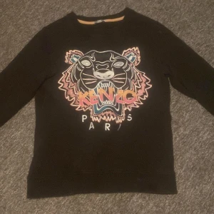 Svart KENZO sweatshirt - Säljer min svarta KENZO sweatshirt då den inte är min stil längre. Storlek S, pris kan diskuteras.