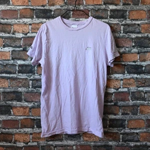 Lilac cat t-shirt - En funky t-shirt i färgen lilac från märket RIP N DIP. I fint skick. För fler bilder eller mått kontakta mig! 