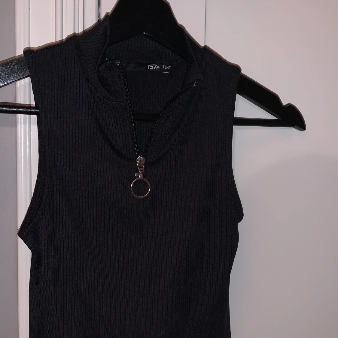 Svart linne med dragkedja 