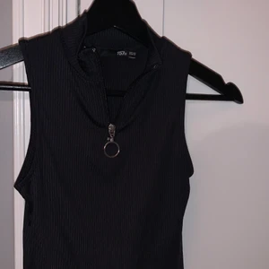 Svart linne med dragkedja  - Svart ribbat linne med dragkedja upptill från lager 157. Strl XS/S, aldrig använd bra skick. Pris kan diskuteras.