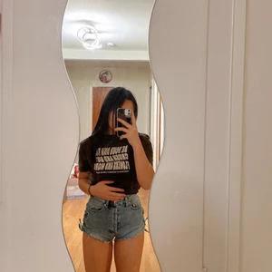 Shorts!!!  - Den svarta (sista bilden) är i stolek 34 men annars är de andra 32. De alla är i ungefär samma modeller och är ganska korta där bak (som man kan se på den sista bilden). Kan skicka fler bilder om önskas. Pris: 1 för 50 och alla tre för 120.  