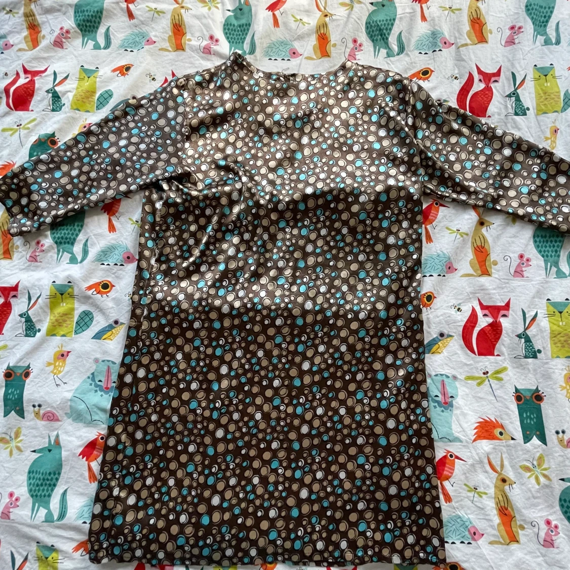 Brun klänning med prickar