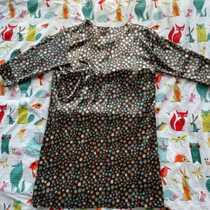 Brun klänning med prickar - Säljer en glansig klänning med blåa vita och ljusbruna prickar! Så cool men jag har för många klänningar hehe!