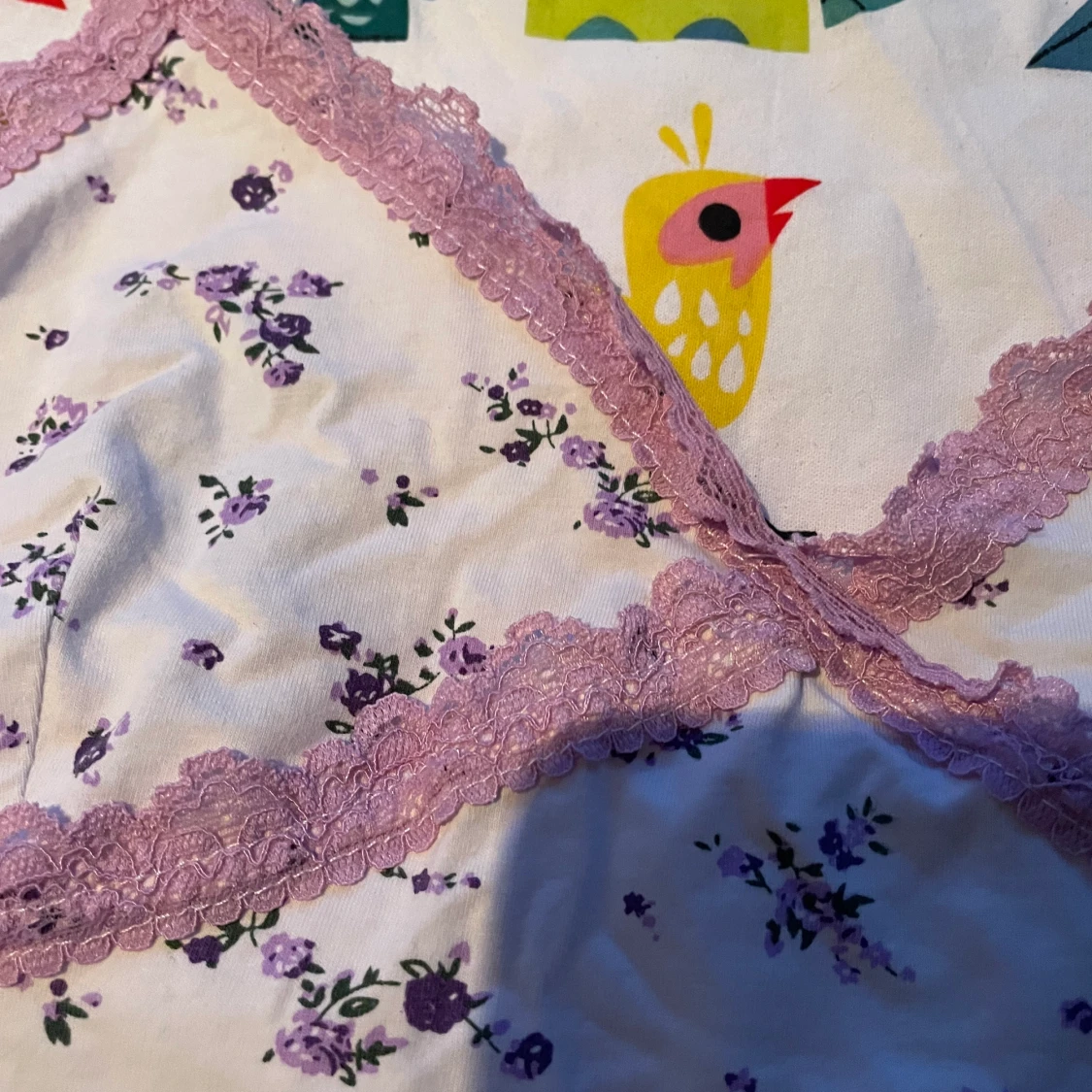 Vit croptop med blommor - 90