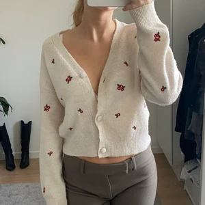 Vit kofta - Creme vit stickad kofta med söta inbroderade blommor som är helt slutsåld på Zara