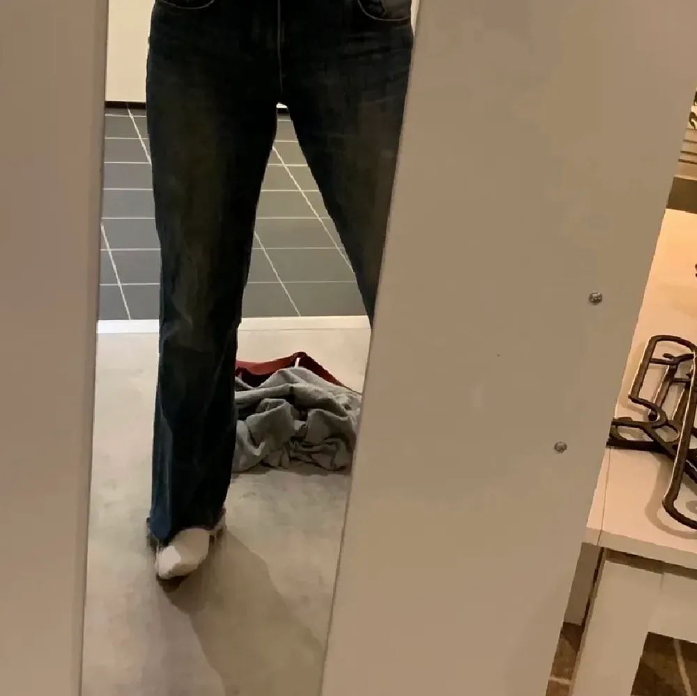 Låg midjade jeans i bra skick från Massimo Dutti. Jag är 175 på bilden . Jeans & Byxor.