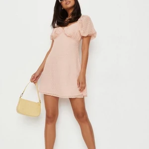 Peachy petit dress - Helt ny klänning som bara är testad, var lite för kort för min smak så därför jag säljer den! Är i kategorin petit så rekommenderar denna för någon runt 160 cm eller kortare! (Lånad bild från hemsidan)