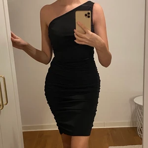 Svart rynkad klänning  - Svart rynkad klänning i strl s. Sitter jättefint på kroppen. 