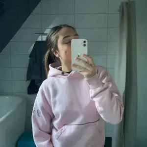 En rosa jättefin peak hoodie, knappt använd 