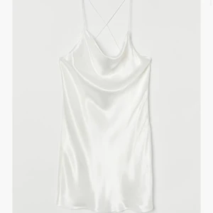 Vit sidenklänning - Superfin somrig sidenklänning i vitt. Aldrig använd (därmed väldigt skrynklig på bild, behöver strykas)