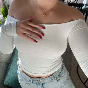 Off shoulder tröja - Vit skitsnygg off shoulder tröja från NAKD. Strl S, för tight för mig som brukar ha M. 