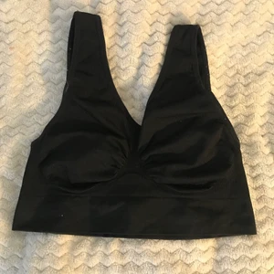 Sport Bh - En svart sport-bh! Den har inga inlägg, men sitter ganska tajt endå! Axelbanden går rakt istället för att gå ”ihop” som de brukar göra vilket jag gillar! Rätt så fint skick fortfarande! Jag vet inte riktigt vart den kommer ifrån men det står ”stay fit” inuti den! Texten har börjat flagna lite men man kan fortfarande läsa vad det står! Det är bara att komma privat vid frågor eller om du vill ha fler bilder!🥰