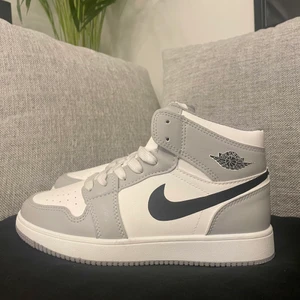 Jordans smoke grey - Säljer ett par smoke grey Jordans 1. Helt oanvända och mycke fräscha, skorna är tyvärr a-kopior alltså inte äkta. Kan stå för frakten, annars kan vi mötas i Stockholm. Storlek 38.                 Har även likadana i svart vita och svart röda i samma storlek kolla!!! 🥰