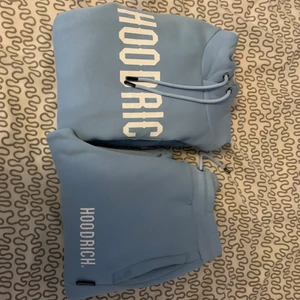 Hoodrich baby blue  - Hej jag säljer min hoodrich baby blue size M båda byxor och tröjan.