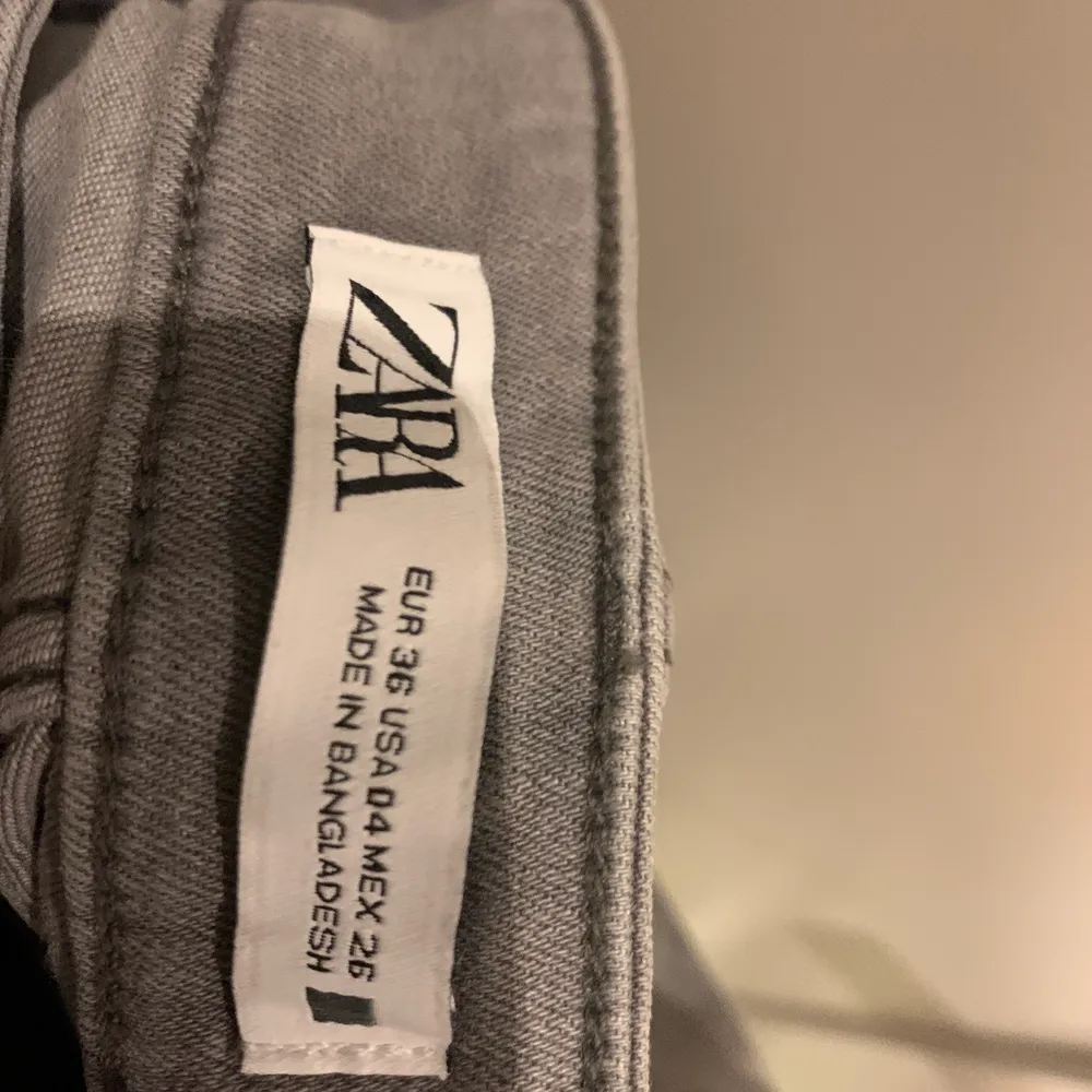 Säljer mina gråa jeans från Zara. Aldrig använda, köpte 2 och har inte använt några av dem. Så finns i S och i M. Jeans & Byxor.