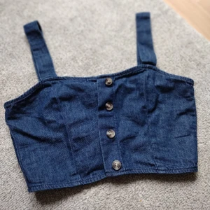 Jeanstopp - Fin topp i jeansmaterial. Passar endast på liten byst, skulle säga storlek A och eventuellt B men inte C eller uppåt. 🥰 Kan mötas upp i Lund och Staffanstorp eller frakta.