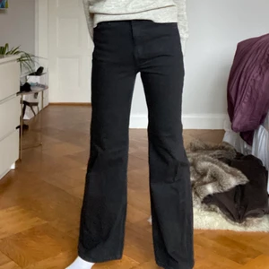 Svarta jeans - Säljer dessa oanvänd jeans as nice pass form! Jag är 1.75 (jeansen är lite skrynkliga som man kan se i slutet av benet, det är nu strykt!)