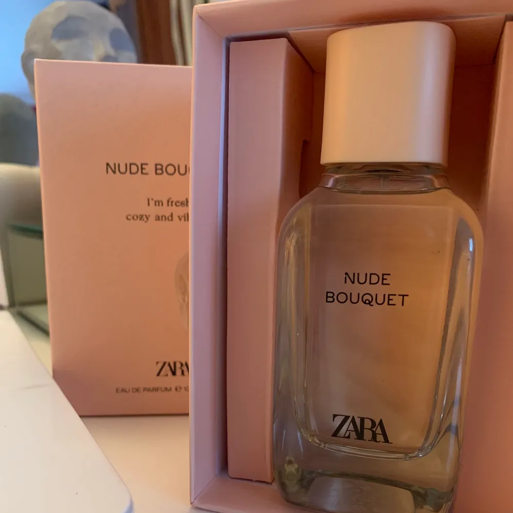 Zara parfym Nude Bouquet, 100ml🌸 aldrig använd, fick i present men har en exakt likadan, säljer den därav. Väldigt fräsch blommig och söt doft, passar dag som kväll.. Accessoarer.