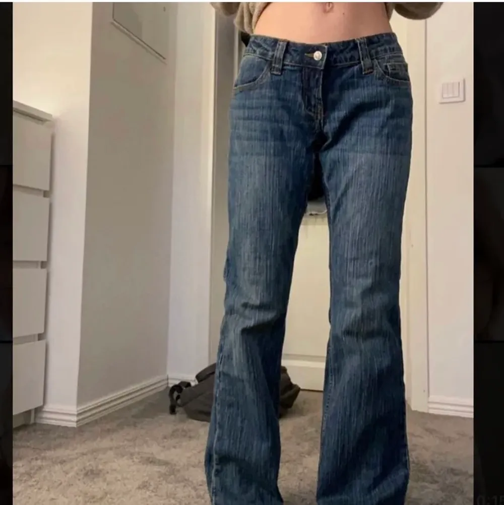 Blåa lågmidjade jeans från brandy Melville, helt oanvända men själjer vidare eftersom de inte var i min storlek. Innerbenslängden: 76cm, midjeomkrets: 80cm, Rise: 24cm. Jeans & Byxor.