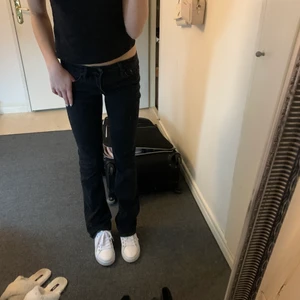 Lågmidjade jeans - Lågmidjade jeans svarta botcut 