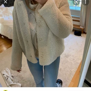 Jacka - Superfin och mysig Teddy jacka från Mango! Storlek Xs men passar även S, använd en vinter och är i fint skick. Bilderna är lånade på exakt samma jacka, bara att skriva privat för egna🌟🌟🌟