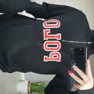 Polo ralph lauren stl. XL - Jätteskön hoodtröja som känns som en M i storlek trots att den visar XL. Bra kvalitet men välanvänd.. 