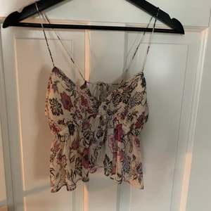 Zara topp - Såå fin zara topp som jag köpte för ett par månader sen! Har inte fått användning för den och lapparna sitter kvar. Köpare står för frakt!😋💗                                                  Högsta bud: 230kr Budgivningen slutar fredag kl.15.00