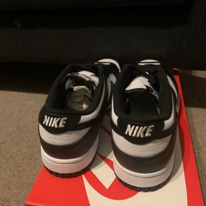 Panda dunks i ny skick  - Panda dunks i ny skicka, de är inte använda.   Storlek EU: 42,5  Pris för 1800kr