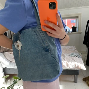 Väska i jeans  - Väska som är sydd från gamla jeans. 💙