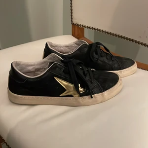 SNYGGA SKOR - Säljer nu mina superfina skor från LE TEMPS DES CERISES💓 Mycket mycket sparsamt använda så därför i väldigt fint skick! Köpta på Zalando och är i storlek 37