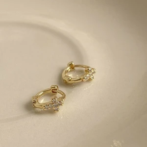 Örhängen  - Örhängen / 69 per ett par/ diameter 1 cm. 