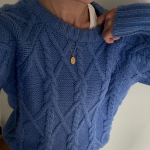 Blå stickad tröja  - Intressekoll på denna gosiga stickade tröja 💘 strl L men perfekt oversize för mig som har S i vanliga fall 