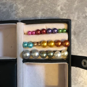 Örhängen  - Örhängen i olika färger, helt oanvända 