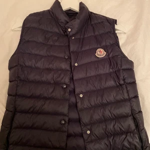 Moncler väst - Tänkte kolla intresset på denna Moncler västen, tyvärr har jag inte kvitto på att den är äkta men när man stannar den så kommer man in på Moncler hemsidan. Skriv privat för egna bilder