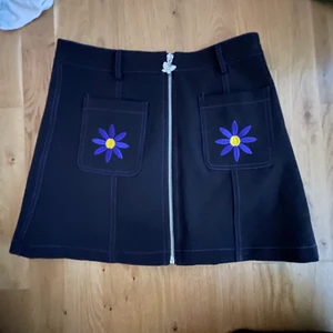 y2k kjol - köpt för 200kr på humana inte min stil längre! Kollar intresset oxå, en kjol som Jules i euphoria skulle kunna ha på sig! storlek M