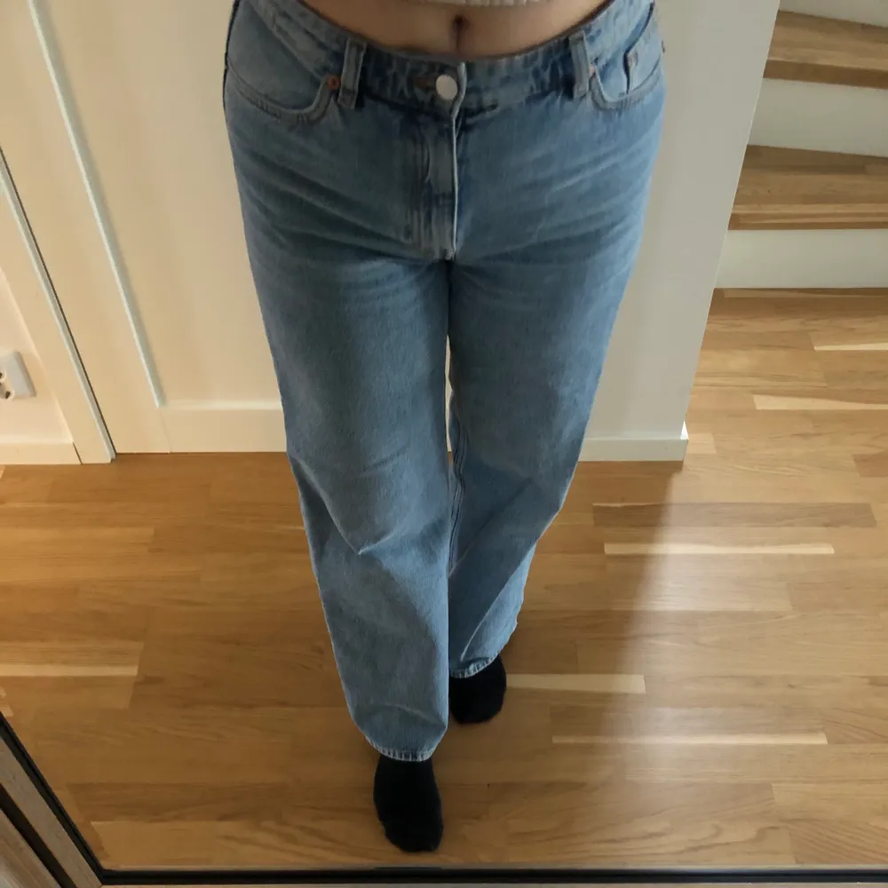 Supersnygga jeans från monki som inte kommit till användning då dom är för små. Jeansen är raka/vida i storlek 27 och går ner till fötterna på mig som är 164 cm. Dom är knappt använda och därför i nyskick! . Jeans & Byxor.