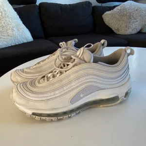 Nike Air Max 97 - Säljer dessa Nike Air Max skor då jag inte längre använder dem. I storlek 38. Nypris är 1600kr. Priset kan diskuteras och skorna kan tvättas innan leverans!