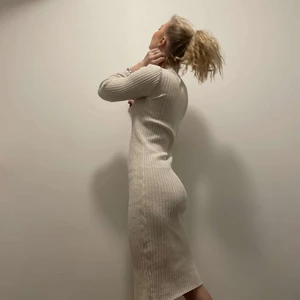 Klänning  - Säljer denna fina stickade klänning då jag inte använder den. Pris:60 kr + frakt