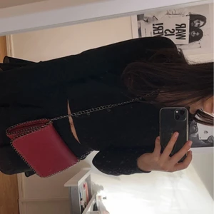 Stella maccartney väska  - En as fin Stella mccartney liknande väska i röd!! Så cool färg. Man kan skjustera bandet till både långt och kort. Köpare står för frakt 