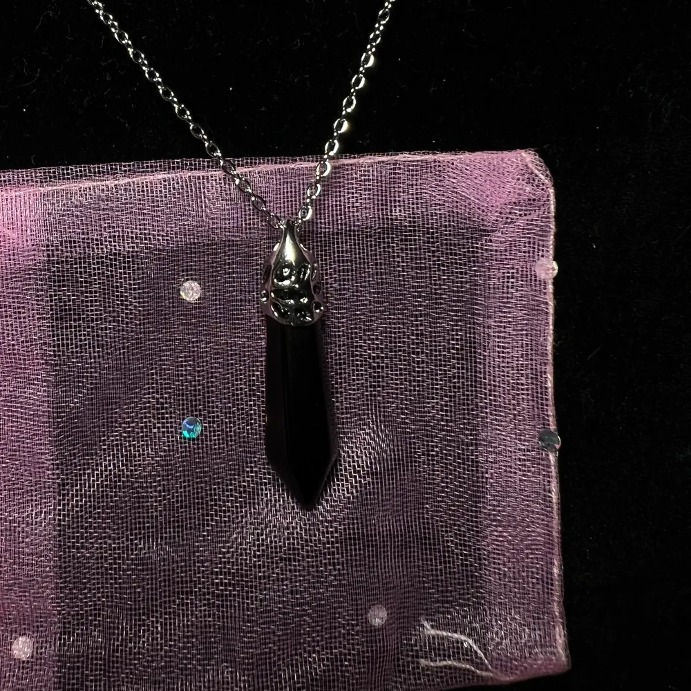 Halsband i rostfritt stål med obsidian berlock🖤 Fri frakt✨. Accessoarer.