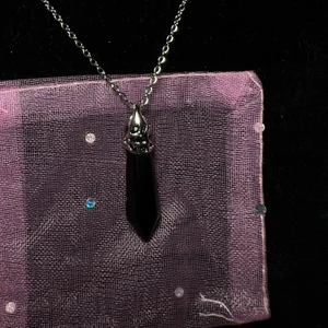 Halsband, obsidian - Halsband i rostfritt stål med obsidian berlock🖤 Fri frakt✨