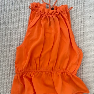 Söt orange sommartopp ⚡️🌻🍊🍰 - Ett helt oanvänt linne från Vero Moda som är så fint och gulligt. Säljer för att den inte kommer till användning. Strl S, prislapp finns kvar. 