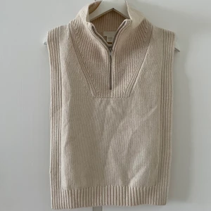Beige väst - Beige väst från Hm som är helt öppen på sidorna🥰superbra för lager på lager! Aldrig använd