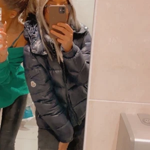 Moncler jacka - Säljer den för den knappt kommer till användning,  den har lappen  så man kan scanna o allt sånt, skulle säga att den är en storlek s typ, skriv för mer bilder:) 